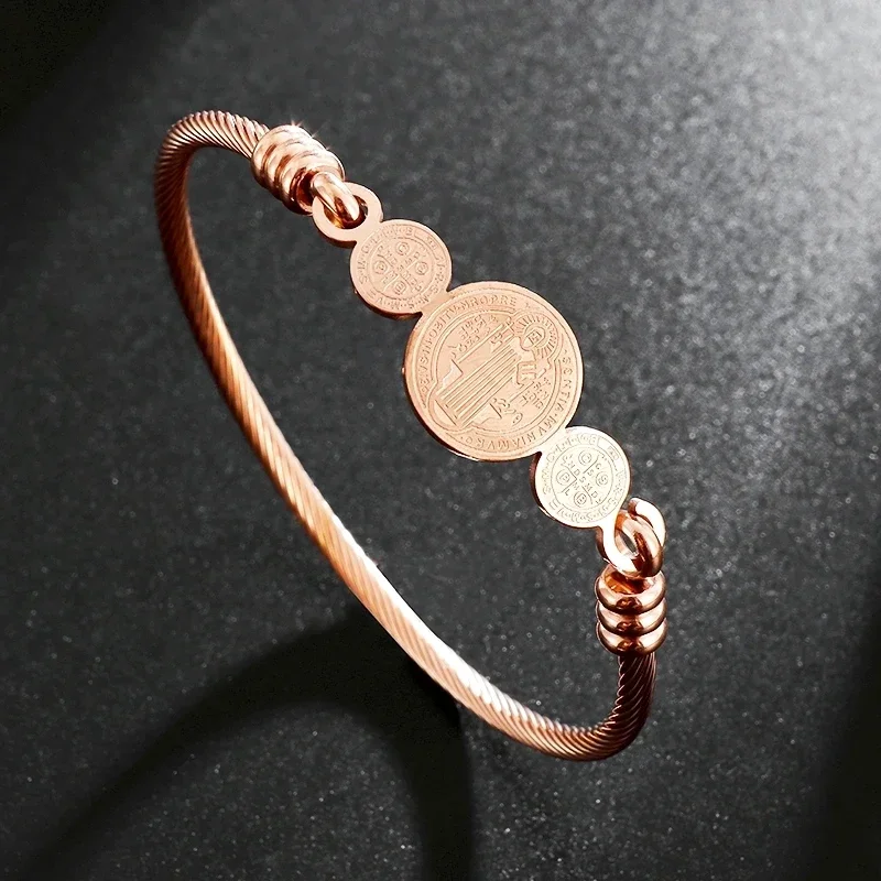 Bracelet croix Saint Benito en - Al Ain Jewelry & Watches Exhibition 2025 avis et prix