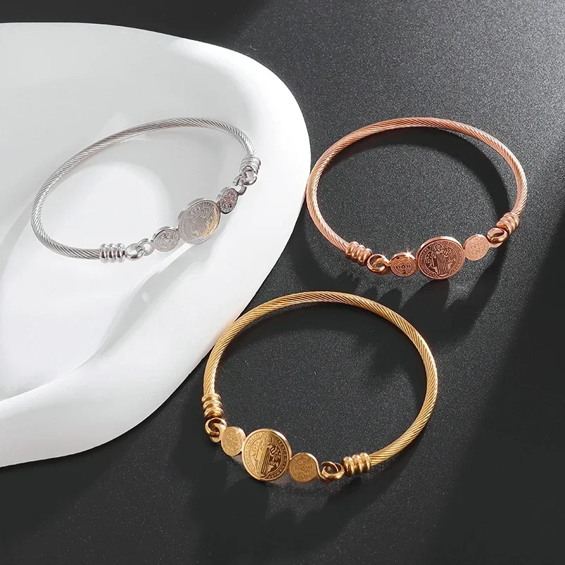 Bracelet croix Saint Benito en - Al Ain Jewelry & Watches Exhibition 2025 avis et prix